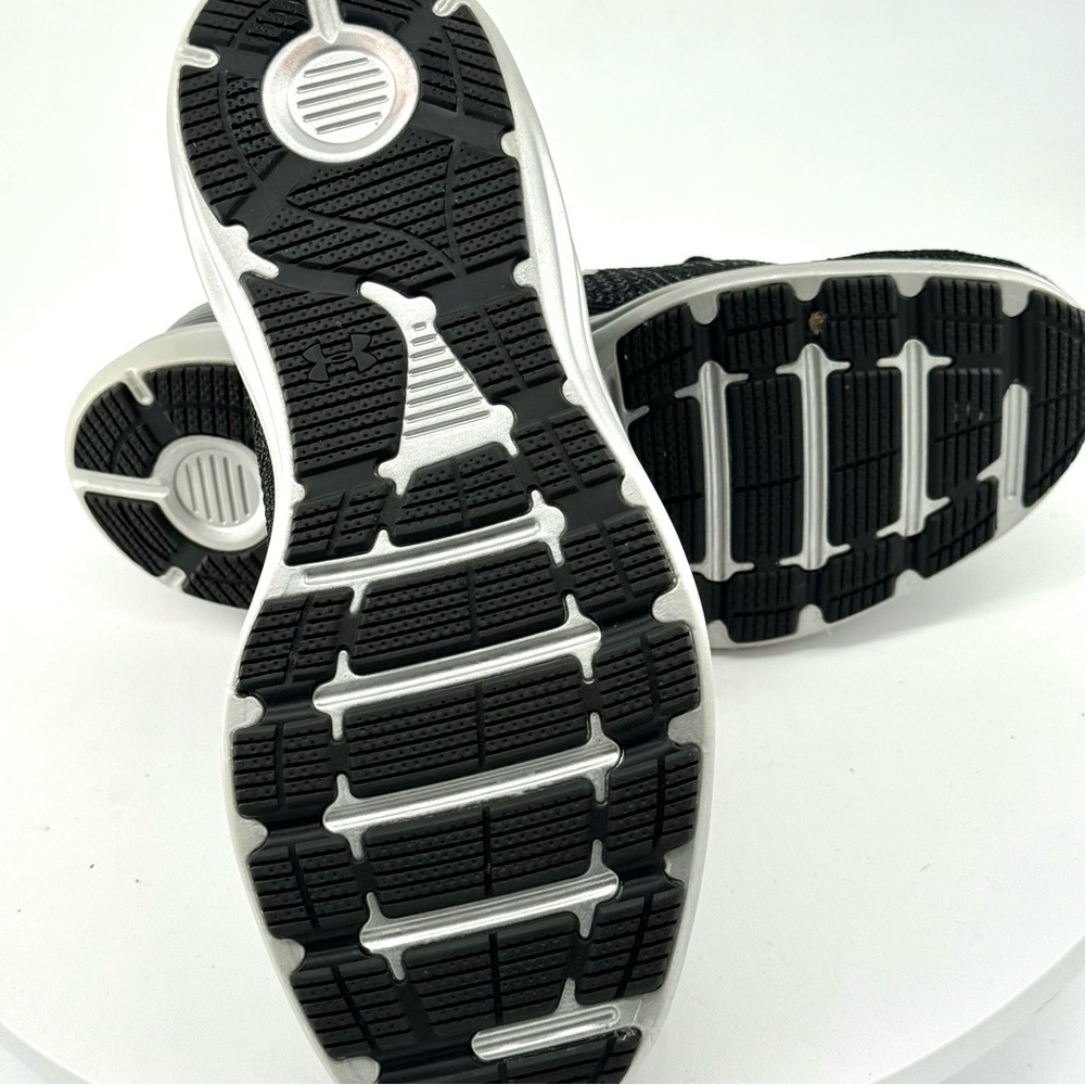 Under Armour Deluxe Black Sneakers - Picture 2 of 8